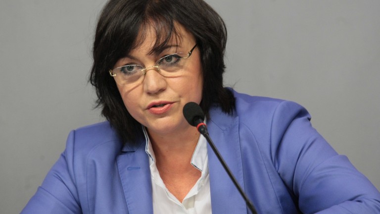 Лидерът на БСП Корнелия Нинова се обърна от трибуната на