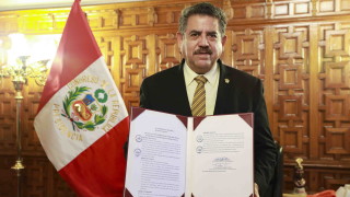 Временният президент на Перу подаде оставка 