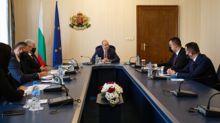 Информирането на обществото за критериите по които се определят печелившите