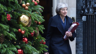 Премиерът на Великобритания Тереза Мей ще оцелее на организирания за