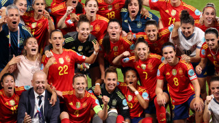 Световният шампион Испания победи с 2 0 срещу но изпусна две