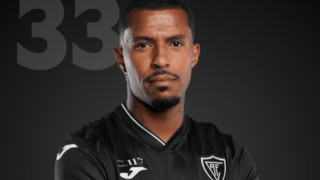 Бразилският нападател Андре Кловис извива ръцете на ръководството на Левски