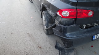 Млада шофьорка заспа на волана и удари две паркирани коли