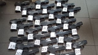 Чужд гражданин направи опит да пренесе през границата 35 пистолета