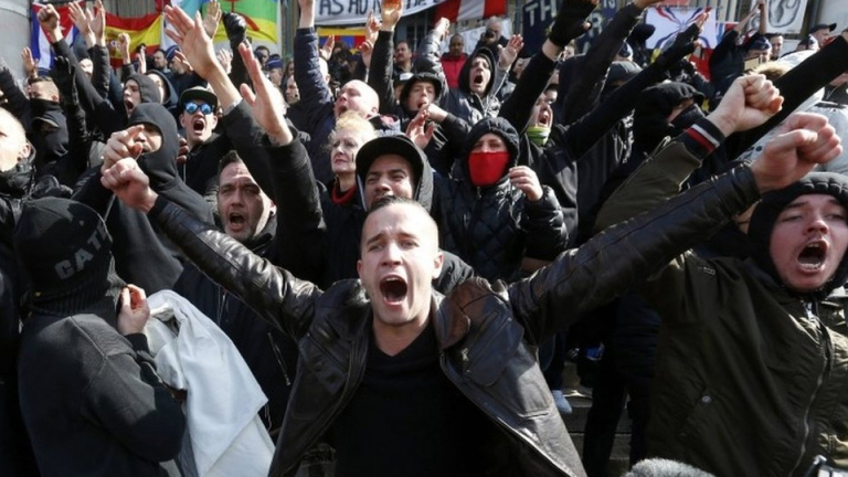 С водни оръдия спират в Брюксел акция на футболни фенове срещу ислямистите