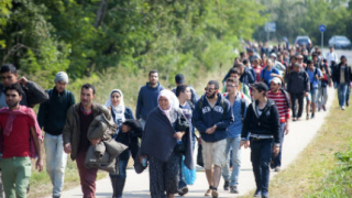 Имигранти крачат към София по магистрала "Тракия"?