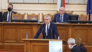 В декларация от трибуната на парламента лидерът на Възраждане Костадин
