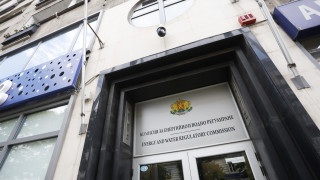 Протестиращи се опитаха да влязат в сградата на Комисията за
