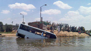 Автобус падна от ферибот в Нил, 17 жертви