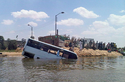 Автобус падна от ферибот в Нил, 17 жертви