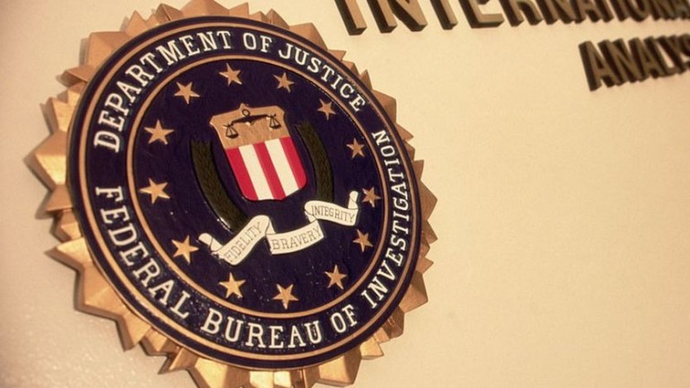 ФБР разследва стрелба в база