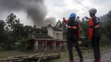  Лошото време пречи на избавителните действия след изригването на вулкан в Индонезия 