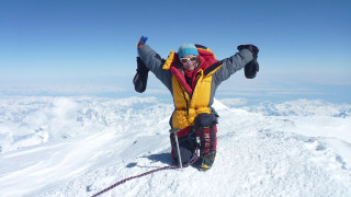 Когато Кейти Сара стъпва на снежния връх на спящата планина