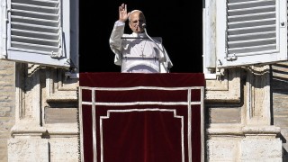 Папа Лъв XIV предаде три камиона с хуманитарна помощ на