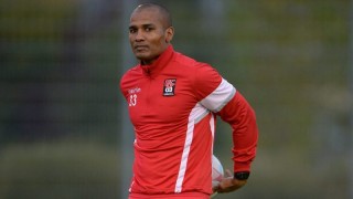 Бившият френски национал Флоран Малуда ще продължи кариерата си в