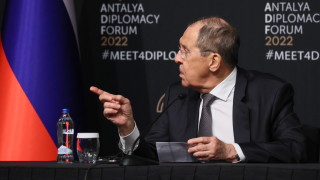 Лавров съветва: Не мислете икономиката на Русия, мислете за оръжията в Украйна
