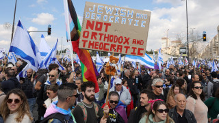 Десетки хиляди израелци излязоха на протест пред сградата на парламента