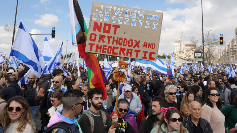 Десетки хиляди израелци излязоха на протест пред сградата на парламента,