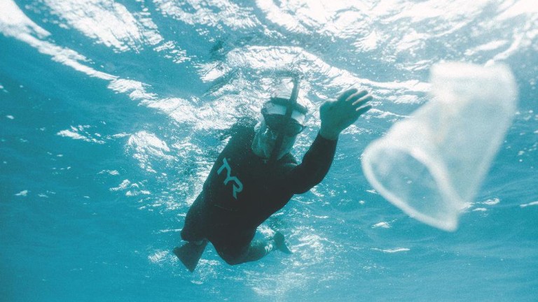 Мъжът, който плува през 500 километра боклук