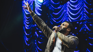 Британският изпълнител издаде седмия си студиен албум Time Is Now Той съдържа