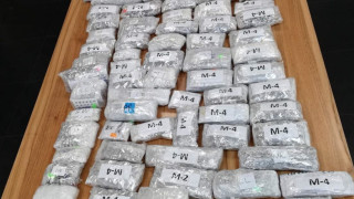 Митнически служители откриха 2 килограма сребърни накити укрити в тайник