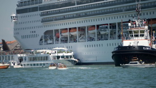 Круизен кораб се сблъска с туристическо корабче в един от