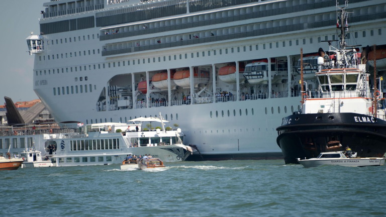 Круизен кораб блъсна туристическа лодка във Венеция