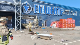 Украинските власти съобщават че движението на всички превозни средства в