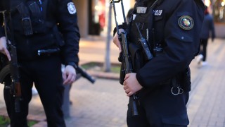 Двама полицаи са пострадали при овладяване на размирици между агитките