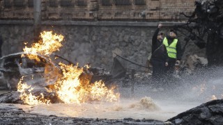 Покривът на висока жилищна сграда се запали в Киевска област