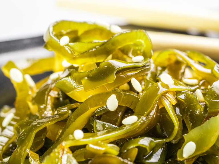 Салата от ламинария - тип ядливи водорасли.