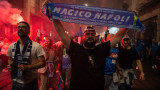  Фенове на Наполи вършат далавера с тревата от стадиона в Неапол 