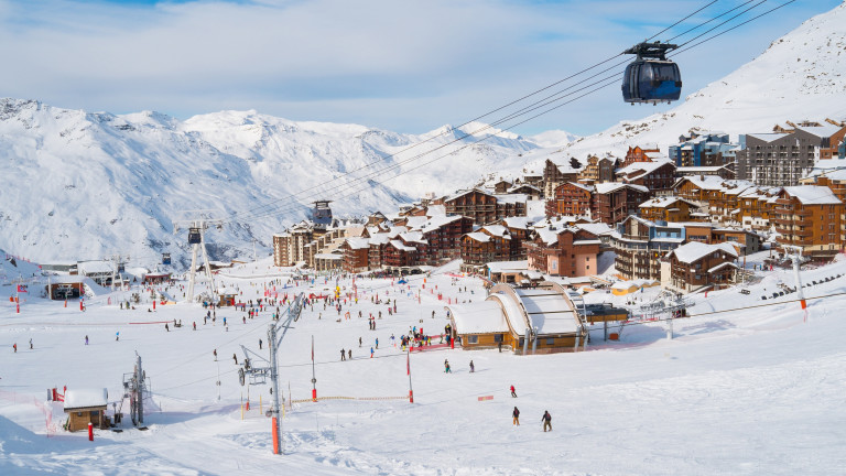 Френски ски курорт мести сняг с хеликоптер, за да остане отворен