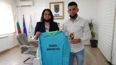 Вратарят на Арда Месут Юсуф получи плакет от кмета на Момчилград