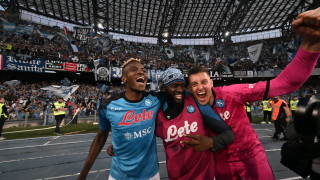 Феновете на Наполи приветстваха своите шампиони, а те ги зарадваха с минимален успех над Фиорентина