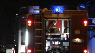 Повече от 100 пожарникари са овладяли огромен пожар в силози за зърно