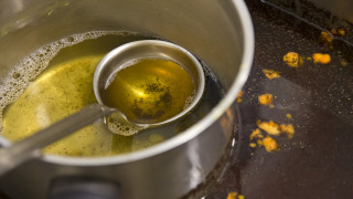 Пържени картофки панирани пилешки филенца запържен до хрупкавост бекон