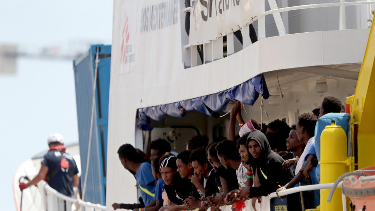 Франция настоя корабът с мигранти да бъде разтоварен в Малта 