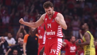 Баскетболистът на националния отбор и гръцкия Олимпиакос Александър Везенков обмисля