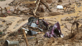 Проливни дъждове последвани от силни ветрове убиха най малко 27 души