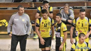 Старши треньорът на волейболния Миньор Петьо Драгиев и състезателите Пламен Драгиев