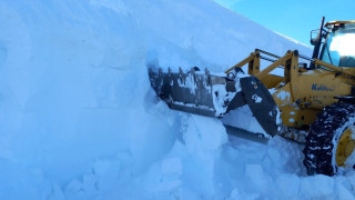 Продължава разчистването пътя Троян Кърнаре през Троянския проход известен