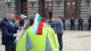 Гражданска инициатива Будители разпъва палатков лагер пред сградата на Народното