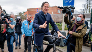 Холандският премиер Марк Рюте който пътува до работа с колело