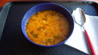 Българският червен кръст и община Мездра осигуряват топъл обяд за