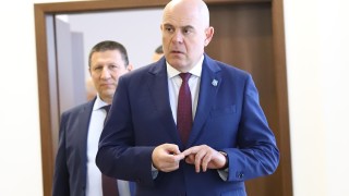 Човекът който плътно стоеше близо до каскета близо до джуджетата