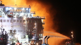 Най малко 10 души загинаха в пожар на кораб край бреговете