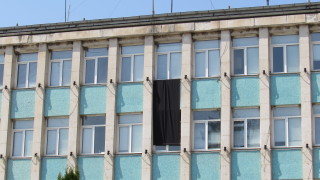 Ден на траур в Белица заради починалите от COVID-19 лекари - баща и син