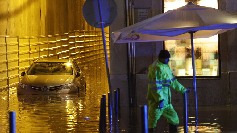 Наводнение в Лисабон взе жертви и нанесе щети - News.bg