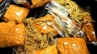 На 1.5 кг. вносно злато скриха три българки в сутиените си